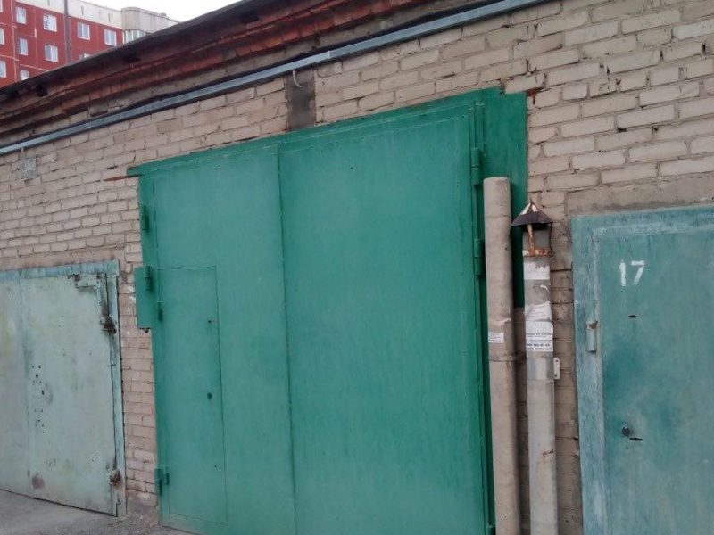 Тракторный переулок. Кирпичный гараж с зелеными воротами. Гаражи на 66 квартале. Переулок гаражный 22б Хабаровск. Гаражный переулок 7\4.